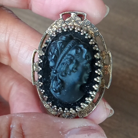 Cameo Pin/ Pendant Black, Goldtone Floral Filigree, Vintage - Picture 4 of 4